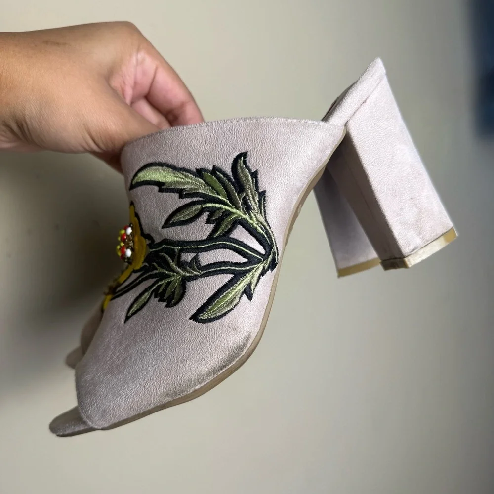 Betsey Johnson Yellow Floral Embroidered Mules Size 9ā - Picture 11 of 15